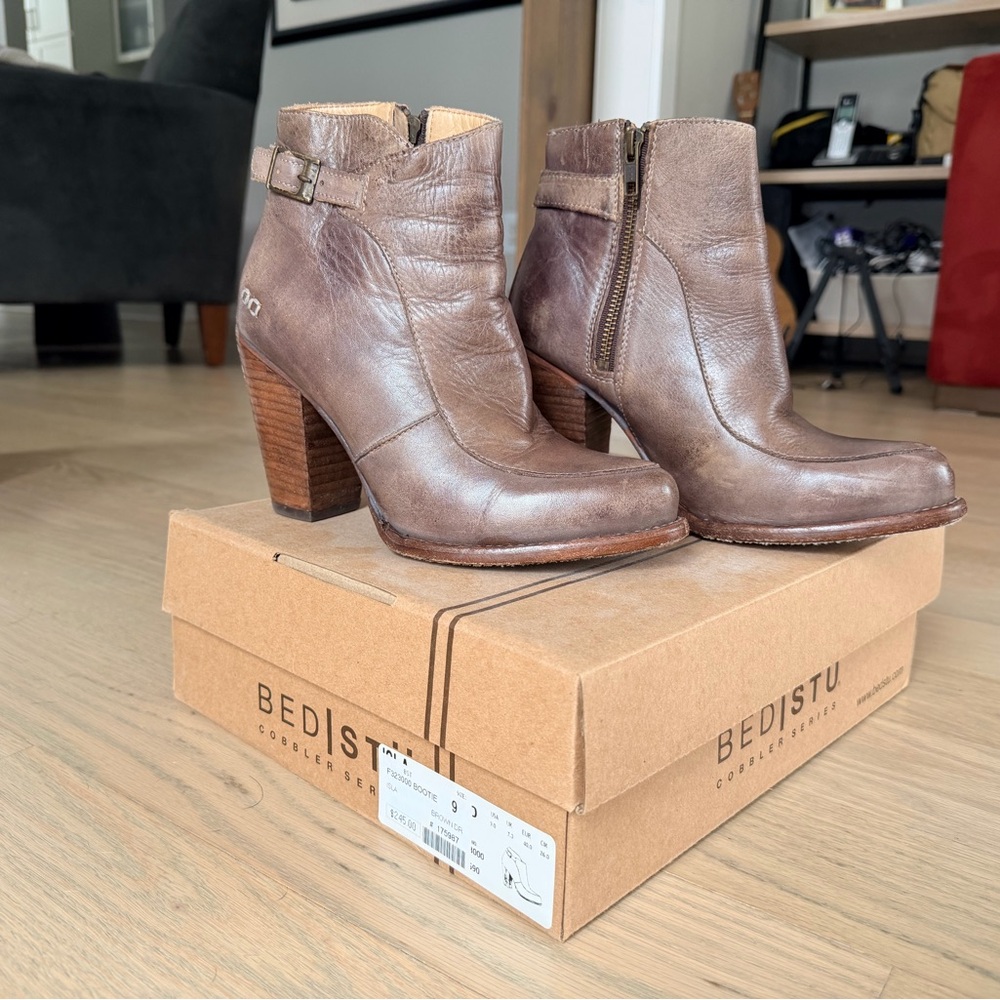 BED|STU Women's Distressed Brown Ankle Booties
